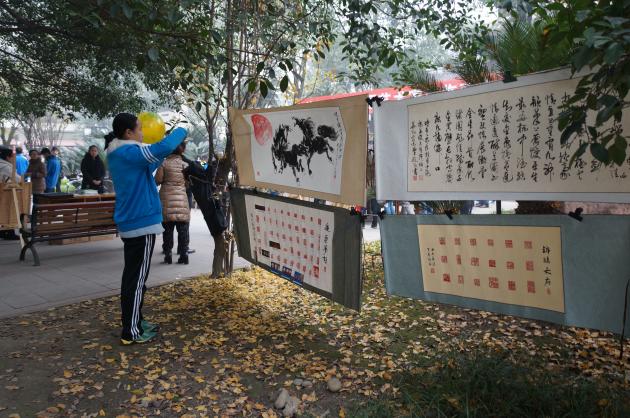 學生觀看書畫展