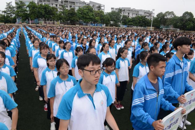  學生隊列整齊