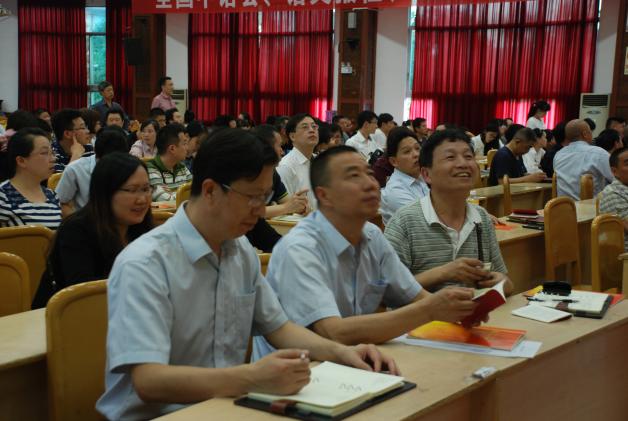 黨員教師們認真聽取向書記的工作安排