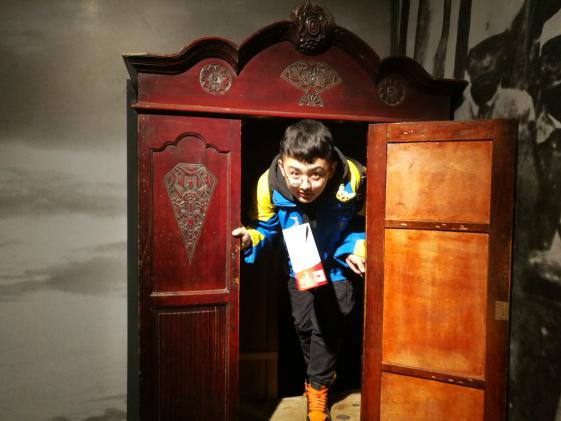 同學(xué)體驗從地道鉆出來