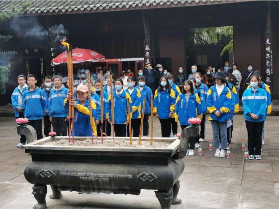 鞠躬祭拜