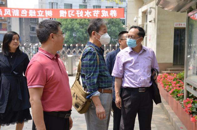 何開四主席一行了解學(xué)校歷史 