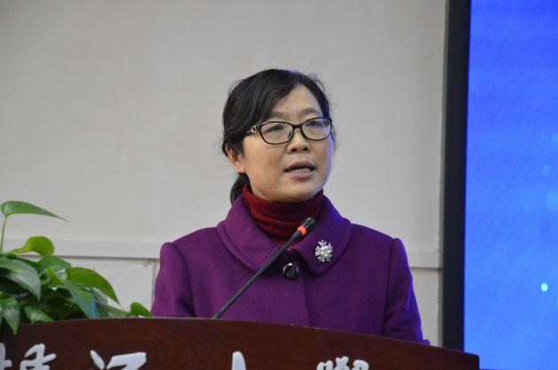 教育局中教科科長(zhǎng)廖冬梅講話