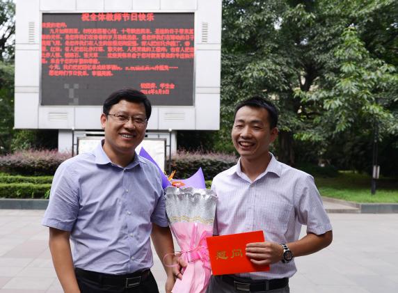 雙流縣教育局局長劉偉教師節(jié)親切慰問雙中教師