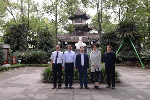 中樓前合影