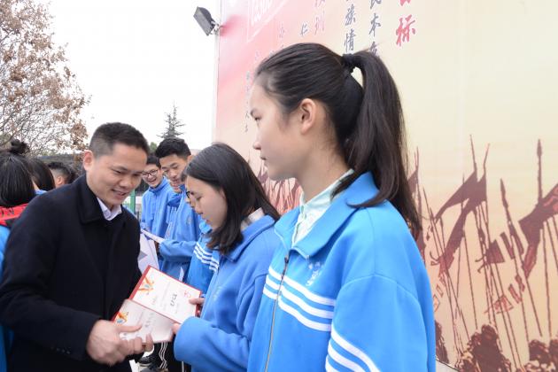 雙流中學(xué)副校長(zhǎng)徐天福給學(xué)生頒發(fā)獎(jiǎng)狀