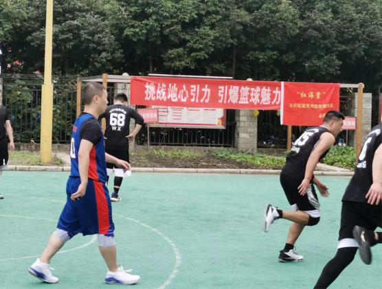 場上頑強拼搏