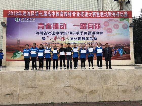 空間科學(xué)暑期學(xué)習(xí)班優(yōu)秀學(xué)員與校長合影