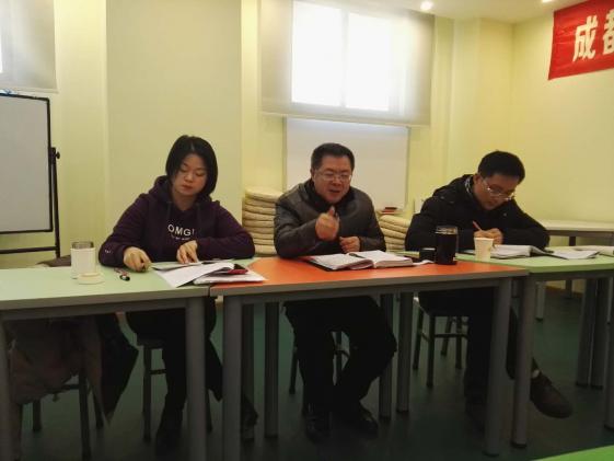 龍校長做指示