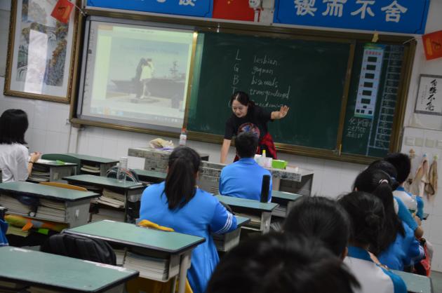 外聘專家對學生英語口語提升進行培訓