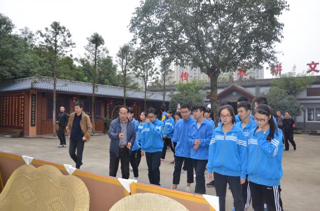 學(xué)生認(rèn)真聆聽講解員講說