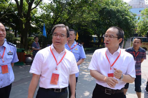 雙流區(qū)區(qū)委書記韓軼與副區(qū)長王小樂在雙流中學(xué)視察