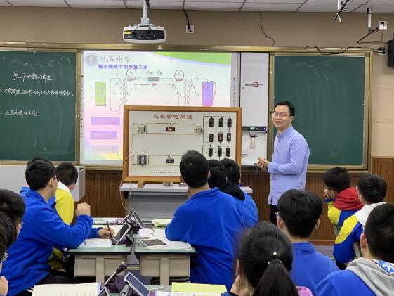 陳俊在講課
