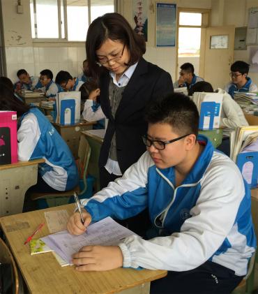 鐘婷老師在指導學生