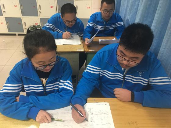 高二3班 馮昕然（左） 姜卜文（右）