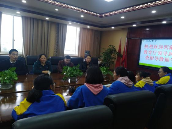與會教育廳領(lǐng)導同散插生同學親切交談