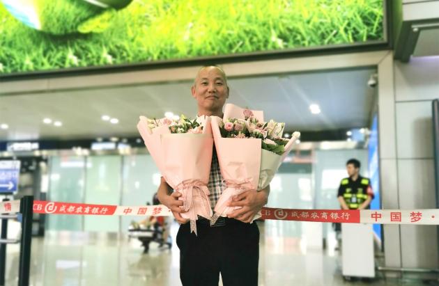 用熱情的笑容歡迎同學們