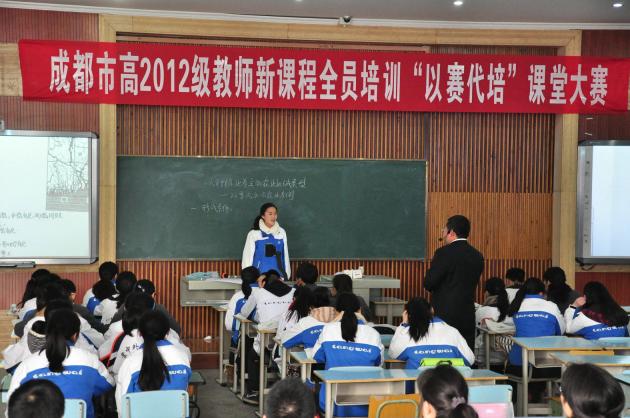 劉建明在課堂上與學生的互動