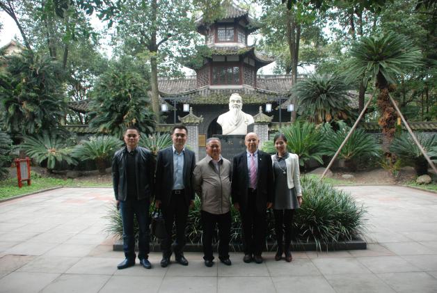 鐘樓前合影