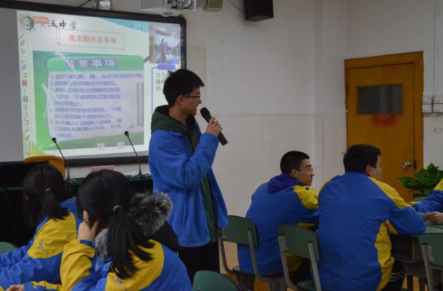 學生課堂展示匯報實驗探究過程2
