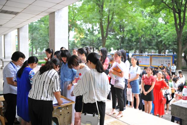 170余名應(yīng)聘教師報(bào)到參加專業(yè)測(cè)試