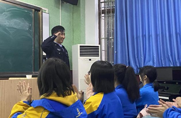 區(qū)司法局宣外科李世偉科長與同學(xué)互動