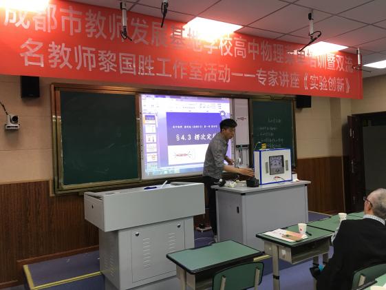 西華師大的研究生同學在展示教具