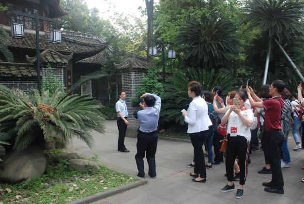 參觀校史陳列館