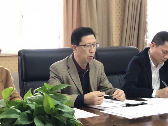 雙流中學(xué)辦公室副主任李衛(wèi)東發(fā)言