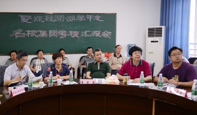 專家組成員認(rèn)真聆聽匯報(bào)