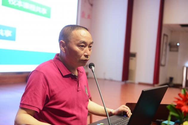 雙流中學(xué)教務(wù)處主任楊成林介紹共享資源平臺