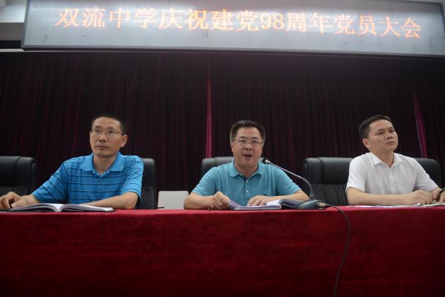 黨總支書記龍清明講話