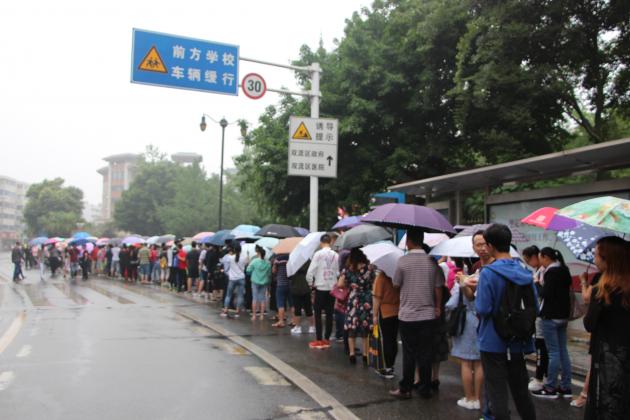 來(lái)自全省各地的家長(zhǎng)及考生近萬(wàn)人