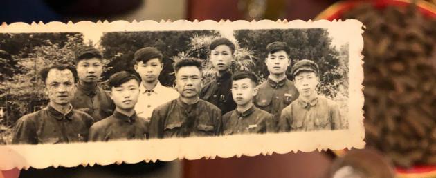 圖片7：陳國(guó)松老先生（第一排最左）與老紅軍合影