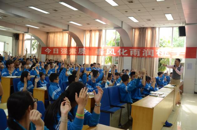 齊特老師與學(xué)生互動(dòng)