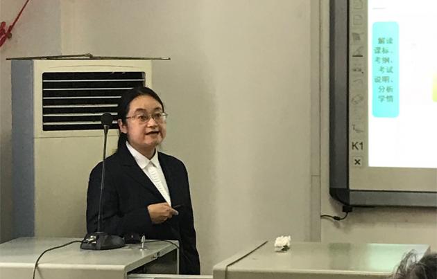 比賽中的何靜老師