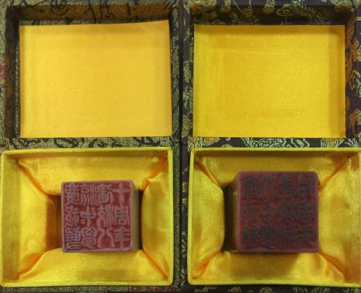 校友倪世偉為學(xué)校80周年校慶雕刻的印章