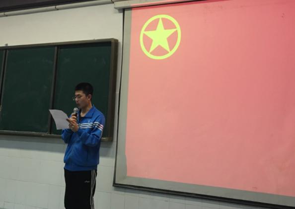 尹杰同學(xué)進(jìn)行團(tuán)旗下演講