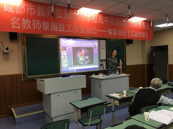 西華師大的研究生同學在展示教具