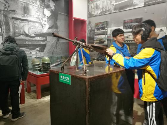 男同學(xué)體驗博物館武器