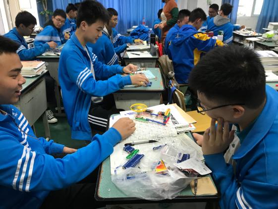 同學(xué)們正興致勃勃地琢磨著這些家用小電器