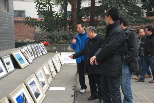 熊校長和老師們觀看教職工書畫展