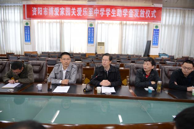 雙流中學辦公室副主任李衛(wèi)東發(fā)言