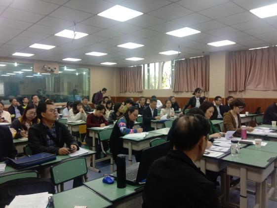 全區(qū)教師認(rèn)真聆聽