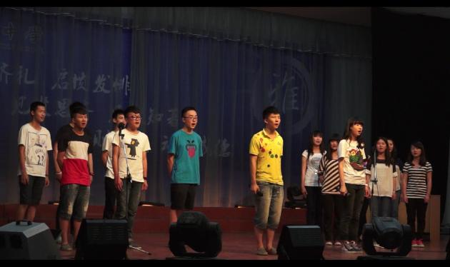 音樂社的同學(xué)在表演節(jié)目《和你一樣》