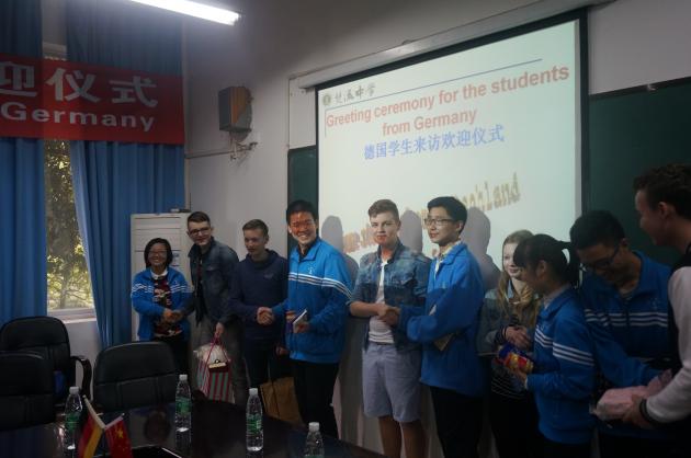 德國學(xué)生與接待家庭學(xué)生交換禮物