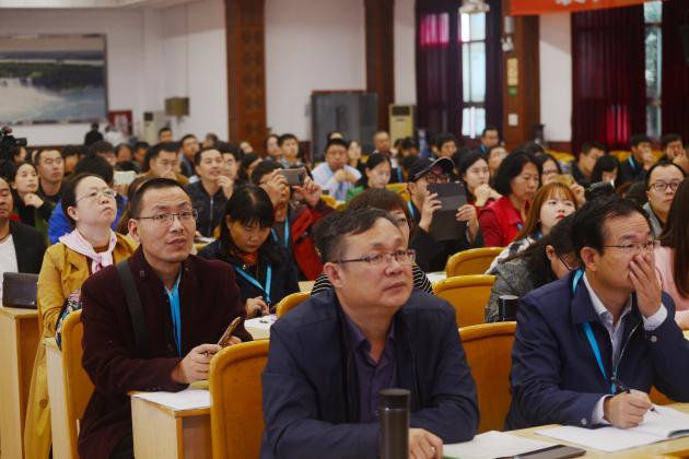 老師們認(rèn)真聆聽(tīng)
