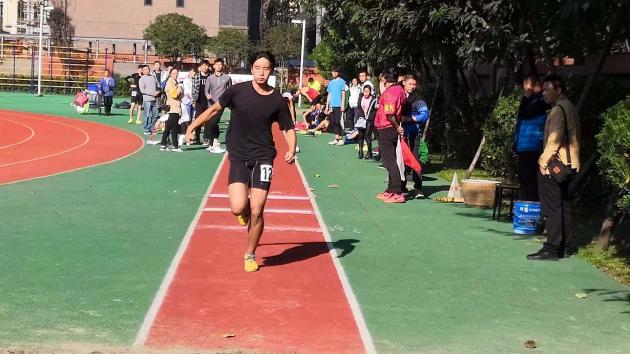 鄧堯同學比賽三級跳遠