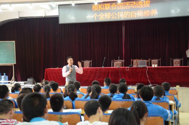 齊特老師演講，學(xué)生認(rèn)真聆聽2