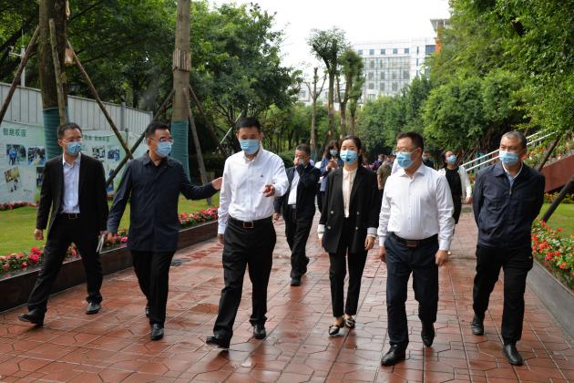 雙流區(qū)政協(xié)主席、黨組書記李德龍一行蒞臨雙流中學(xué)